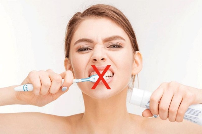 Chăm sóc răng không đúng cách cũng khiến răng Implant bị lung lay