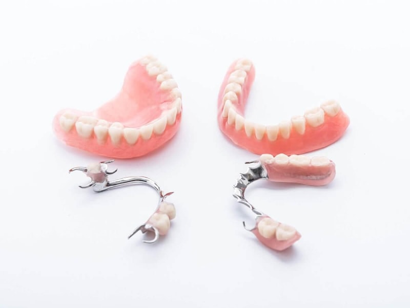 Cách khắc phục tình trạng mất răng đó là sử dụng hàm giả tháo lắp