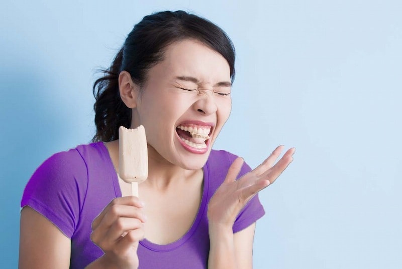 Ê buốt, đau nhức răng là dấu hiệu của việc men răng yếu