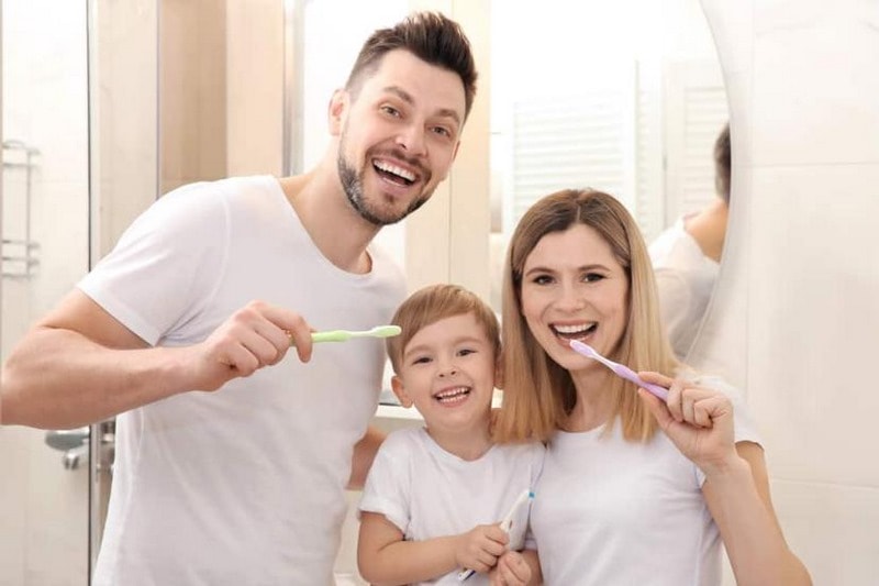 Men răng yếu không thể khôi phục nên hãy đánh răng thường xuyên mỗi ngày